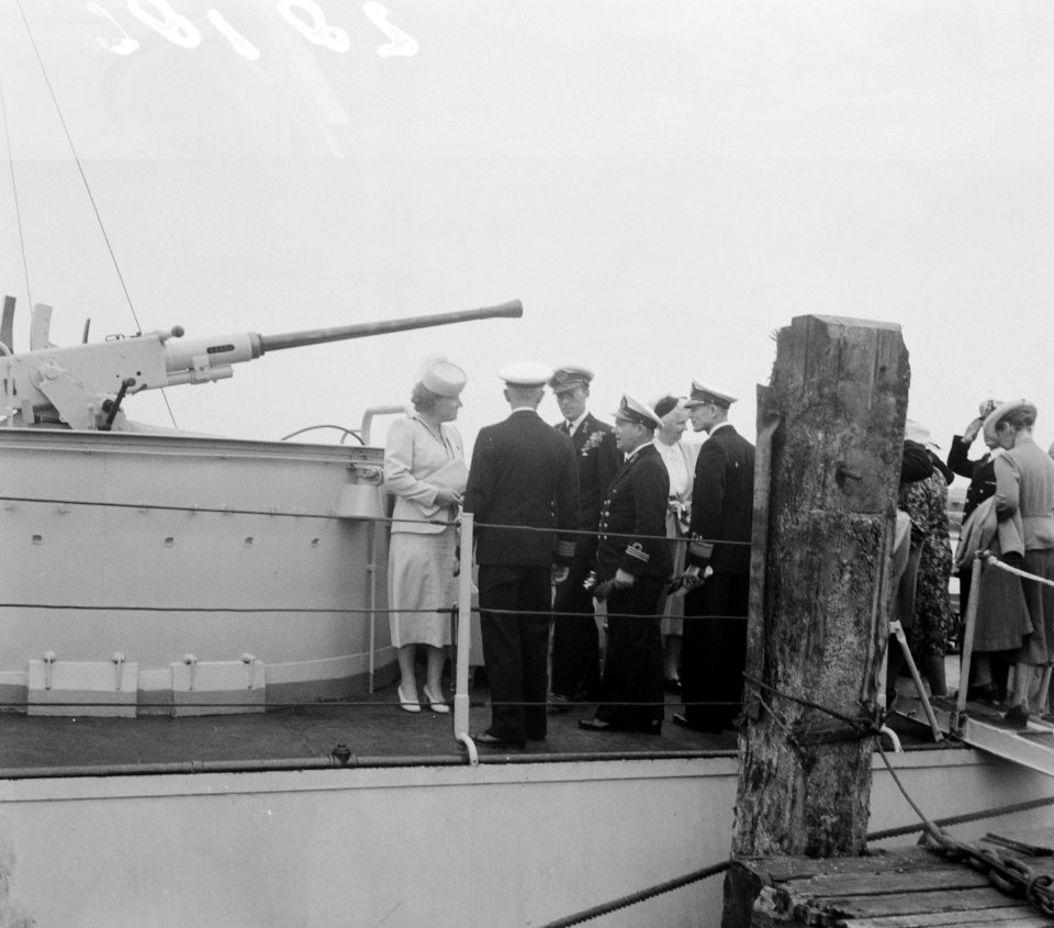 Prinselijk paar in Den Helder. Inspectie Hr. Ms. Queen Wilhelmina, Bestanddeelnr 902-8186