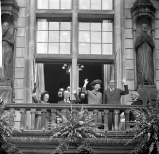 Prinses Beatrix en Claus bezoeken Rotterdam, op balkon stadhuis, koningin Julian, Bestanddeelnr 917-9470