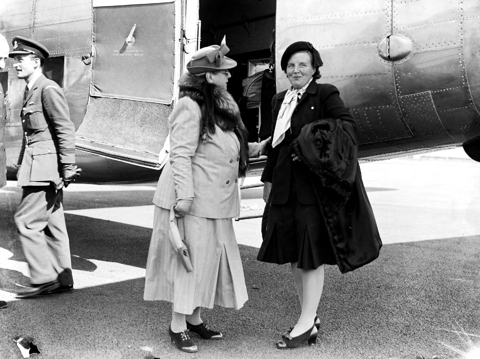 Prinses Juliana keer terug in Engeland na verblijf in Canada. Koningin Wilhelmin, Bestanddeelnr 935-2553