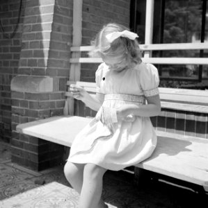 Prinses Irene zit te borduren, Bestanddeelnr 255-7368