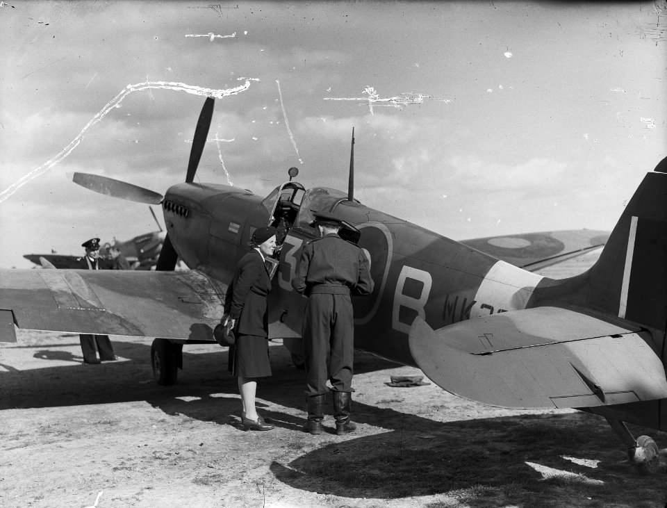 Prinses Juliana krijgt uiteg van squadron leader C.L.M. van Eendenburg bij één v, Bestanddeelnr 934-8859