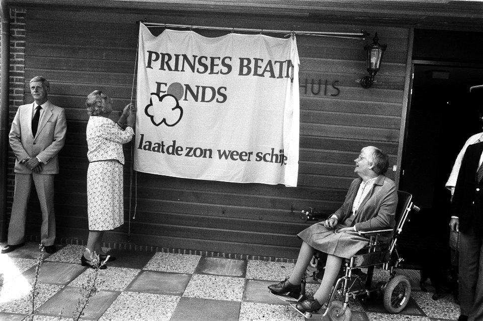 Prinses Juliana verricht de openingshandeling door een doek Prinses Beatrixfond, Bestanddeelnr 932-6244