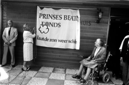 Prinses Juliana verricht de openingshandeling door een doek Prinses Beatrixfond, Bestanddeelnr 932-6244