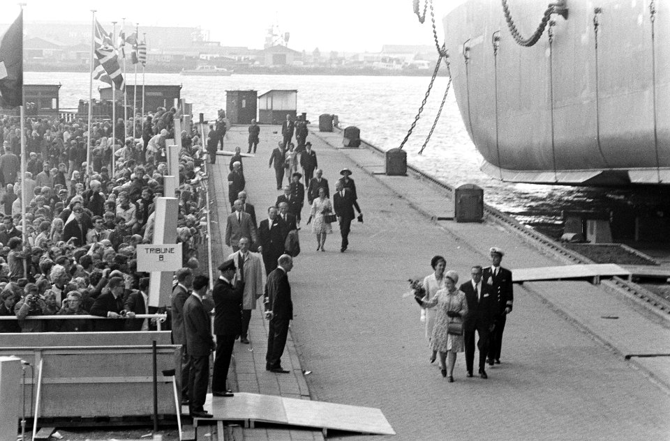 Prinses Margriet bij NDSM tanker Neverita te water gelaten. De Neverita te w, Bestanddeelnr 920-6563