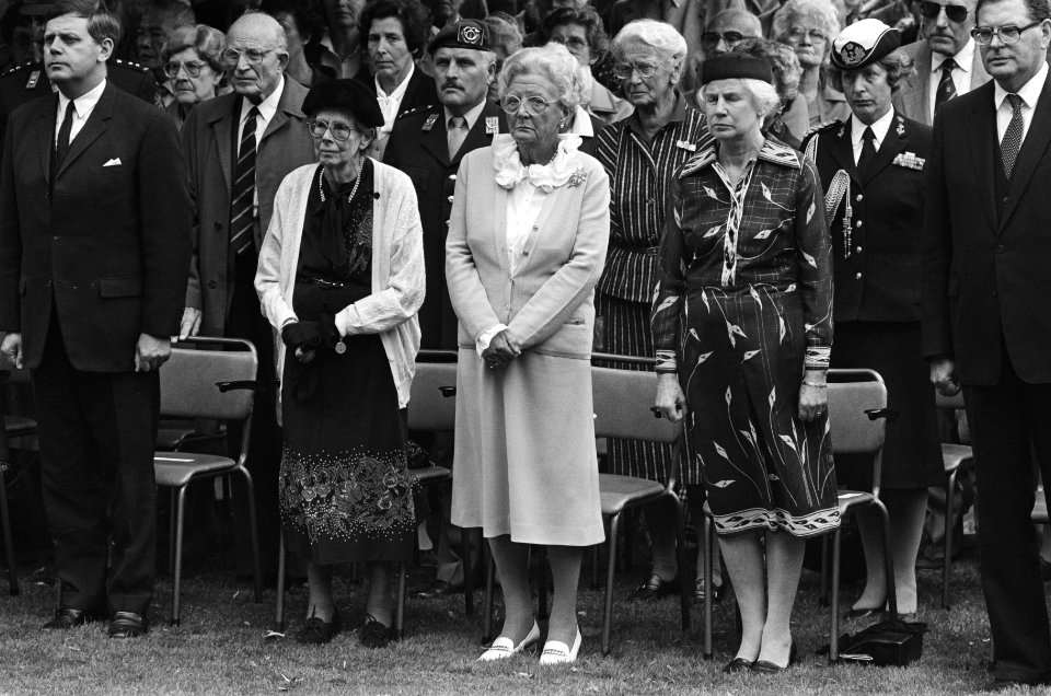 Prinses Juliana legt krans bij monument in Bronbeek t.g. herdenking Nederlandse , Bestanddeelnr 933-4082