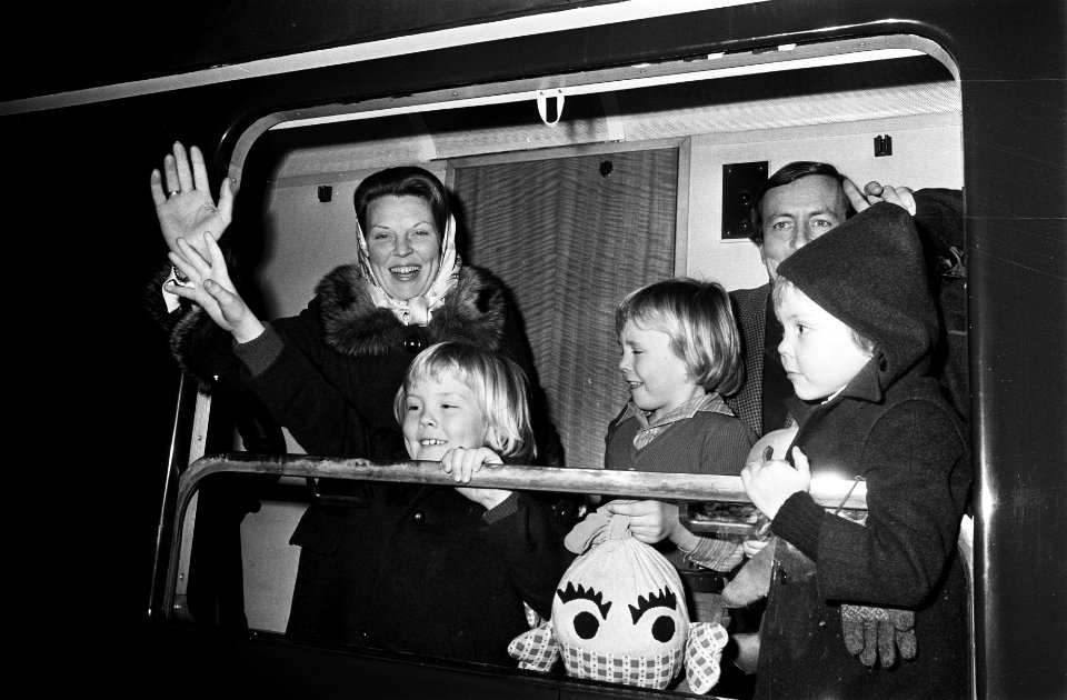 Prinses Beatrix , Claus en kinderen per trein uit Baarn naar wintersport vertrok, Bestanddeelnr 927-6625