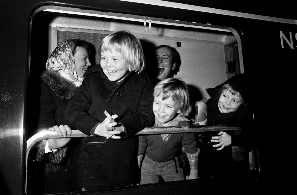 Prinses Beatrix , Claus en kinderen per trein uit Baarn naar wintersport vertrok, Bestanddeelnr 927-6626