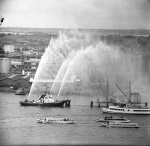 Prinses Beatrix en Claus bezoeken Amsterdam, voorste boot met Prinses Beatrix en, Bestanddeelnr 917-9321