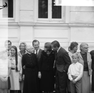 Prinses Beatrix en Claus bezoeken Hitzacker, prinses Beatrix en Claus tussen fam, Bestanddeelnr 918-2563