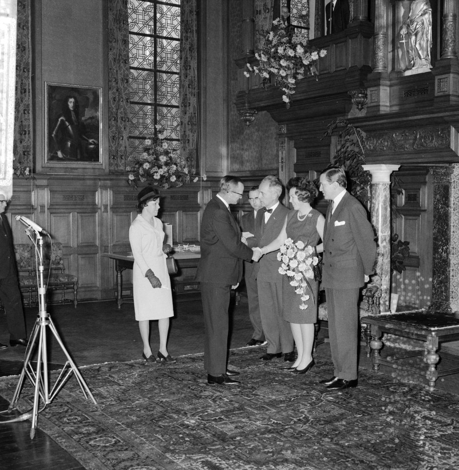 Prinses Beatrix en haar verloofde Claus von Amsberg bij een bezoek aan Den Bosch, Bestanddeelnr 918-5642