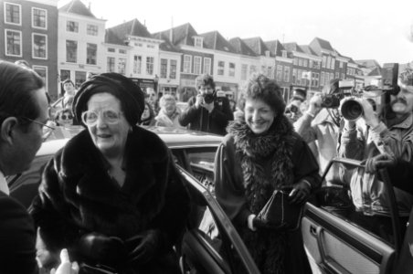 Prinses Juliana (l) en Prinses Margriet bij aankomst in Zierikzee, Bestanddeelnr 932-4865