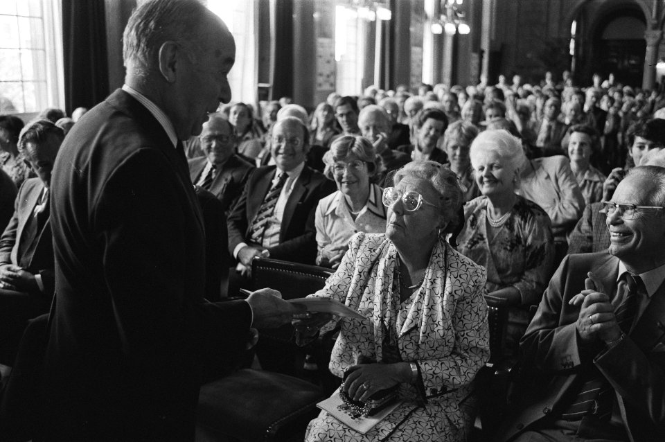 Prinses Juliana in een zaal in het stadhuis van Rotterdam, zittend, met andere g, Bestanddeelnr 931-6575