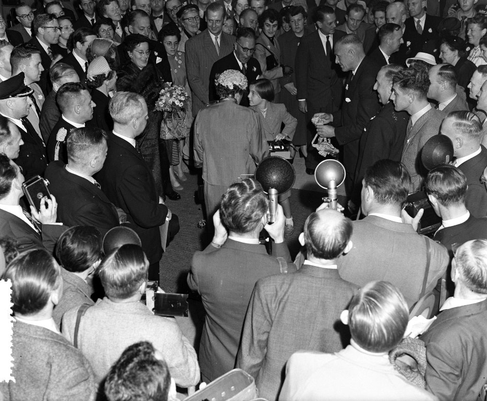 Prinses Margriet en koningin Juliana in de menigte bij de opening van de najaars, Bestanddeelnr 906-7047