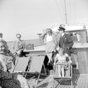 Prinses Juliana en prinses Margriet aan dek met een bemanningslid en onbekenden, Bestanddeelnr 255-7645