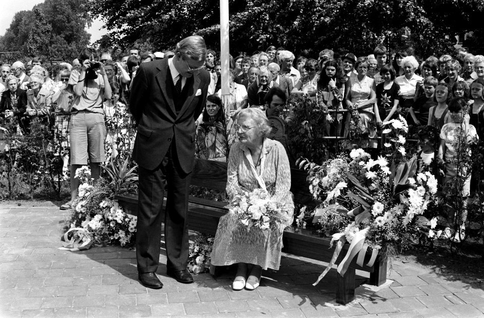 Prinses Juliana heeft een houten zitbank van de bevolkin van Soest aangeboden ge, Bestanddeelnr 931-5173