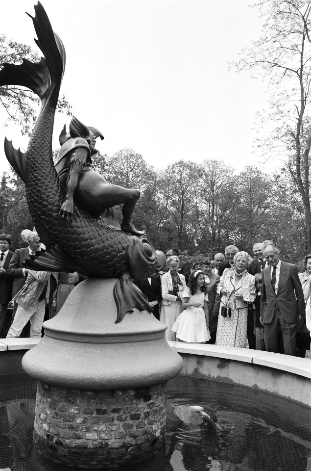Prinses Juliana met Anton Pieck in de Efteling, Bestanddeelnr 933-3324