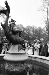 Prinses Juliana met Anton Pieck in de Efteling, Bestanddeelnr 933-3324