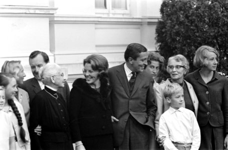Prinses Beatrix en Claus bezoeken Hitzacker, tussen familie in tuin van landgoed, Bestanddeelnr 918-2565