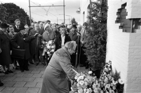 Prinses Juliana onthult plaquette op station Vught ter nagedachtenis aan deporta, Bestanddeelnr 933-1240