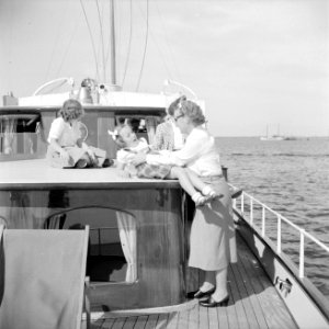 Prinses Juliana met de prinsessen Beatrix en Margriet aan dek, Bestanddeelnr 255-7609