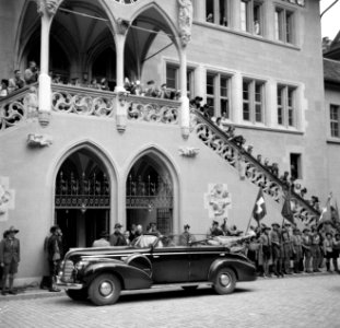 Prinses Juliana en prins Bernhard arriveren bij het stadhuis van Bern, Bestanddeelnr 252-2004