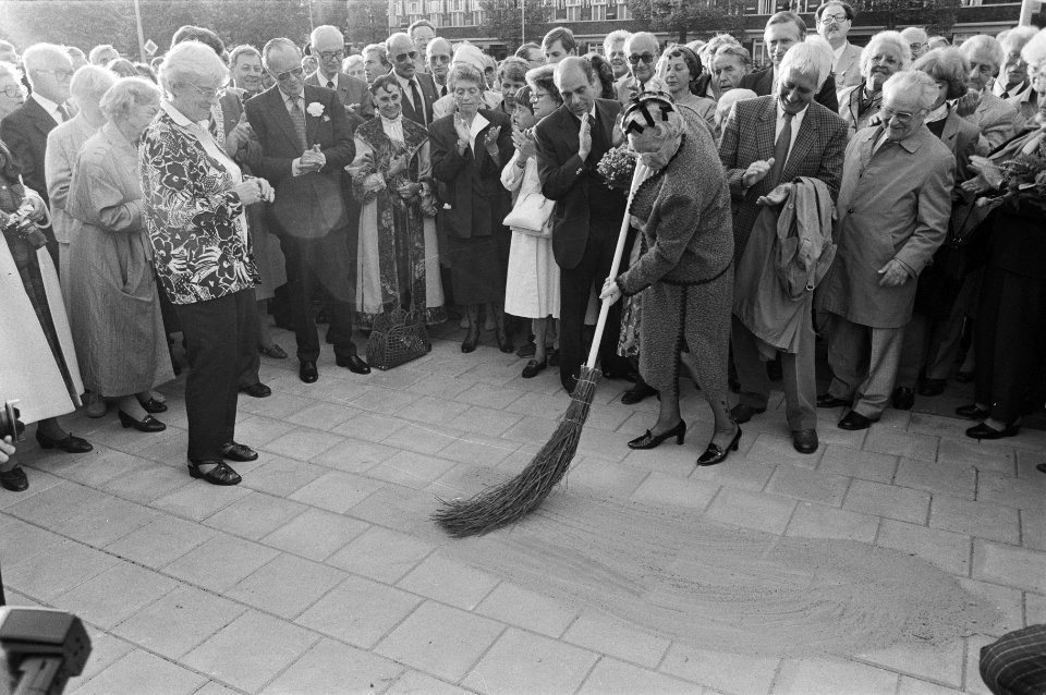 Prinses Juliana onthult het monument voor cardioloog professor dr. Dirk Durrer o, Bestanddeelnr 933-6695