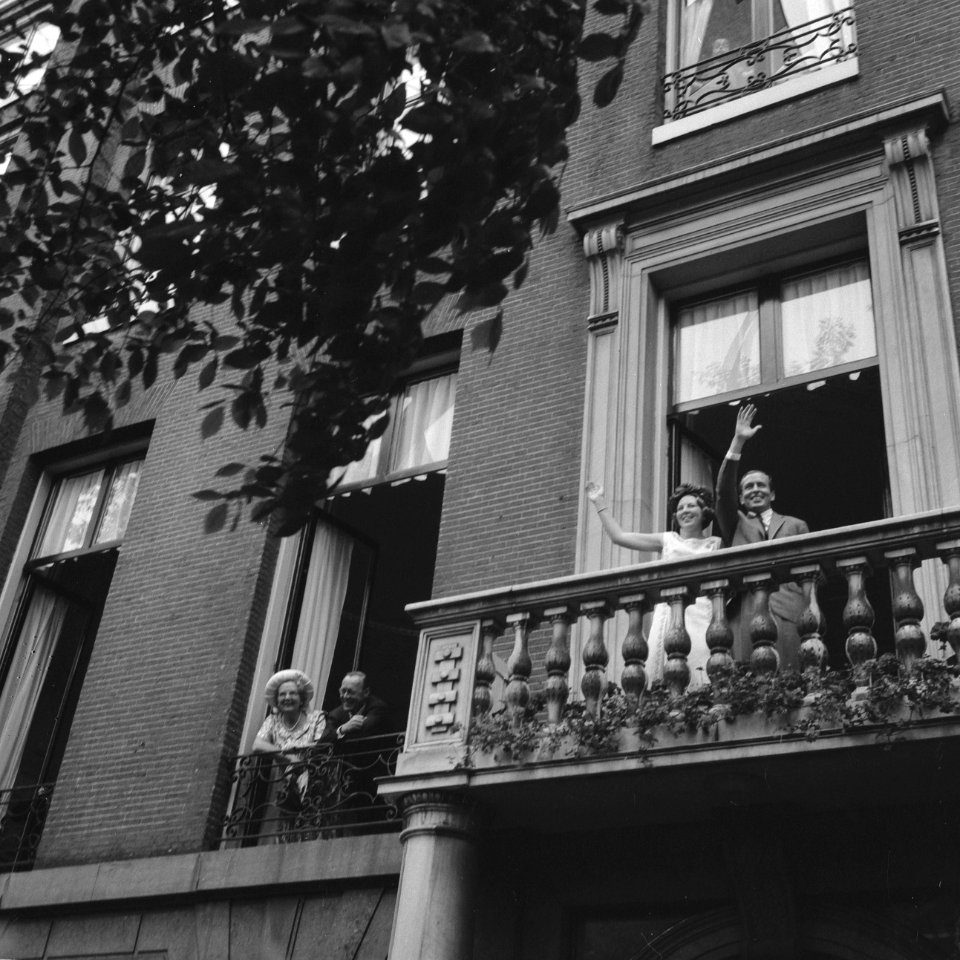 Prinses Beatrix en Claus bezoeken Amsterdam, op balkon ambtswoning van burgemees, Bestanddeelnr 917-9320