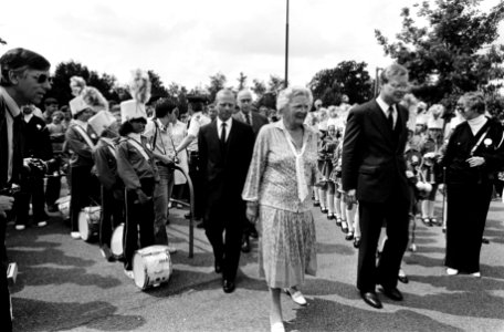 Prinses Juliana heeft een houten zitbank van de bevolking van Soest aangeboden g, Bestanddeelnr 931-5179