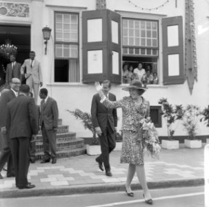 Prinses Beatrix en Claus in Suriname, verlaten hier Statengebouw te Parbo, Bestanddeelnr 919-3299