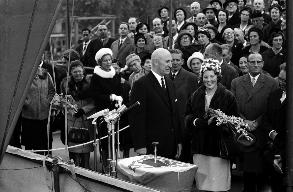 Prinses Beatrix , de motorsleepboot Zwarte Zee op Jenk Smits Scheepswerven te wa, Bestanddeelnr 914-4034