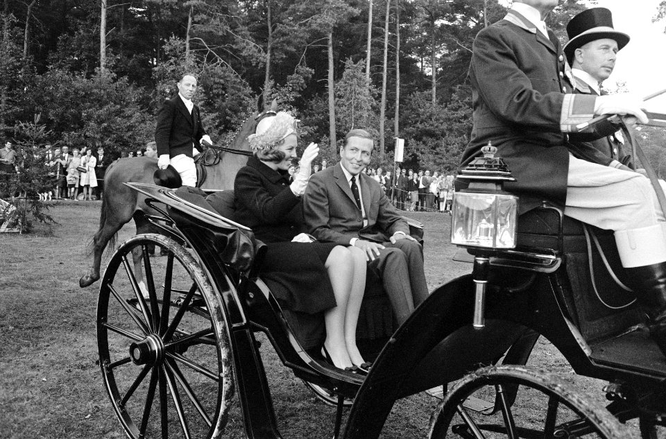 Prinses Beatrix en Claus in een open rijtuig tijdens de festiviteiten, Bestanddeelnr 919-5501