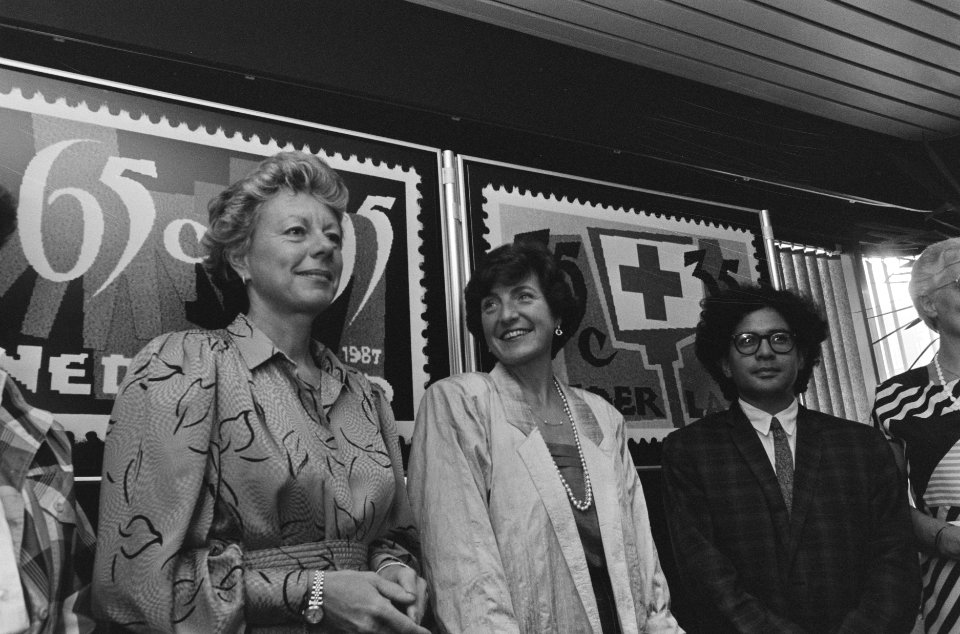 Prinses Margriet bij presentatie Rode Kruispostzegels Den Haag Prinses Margrie, Bestanddeelnr 934-0644