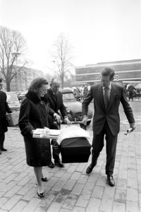Prinses Margriet en mr. van Vollenhoven bezoeken prinses Irene in Sint Radboud z, Bestanddeelnr 923-1962