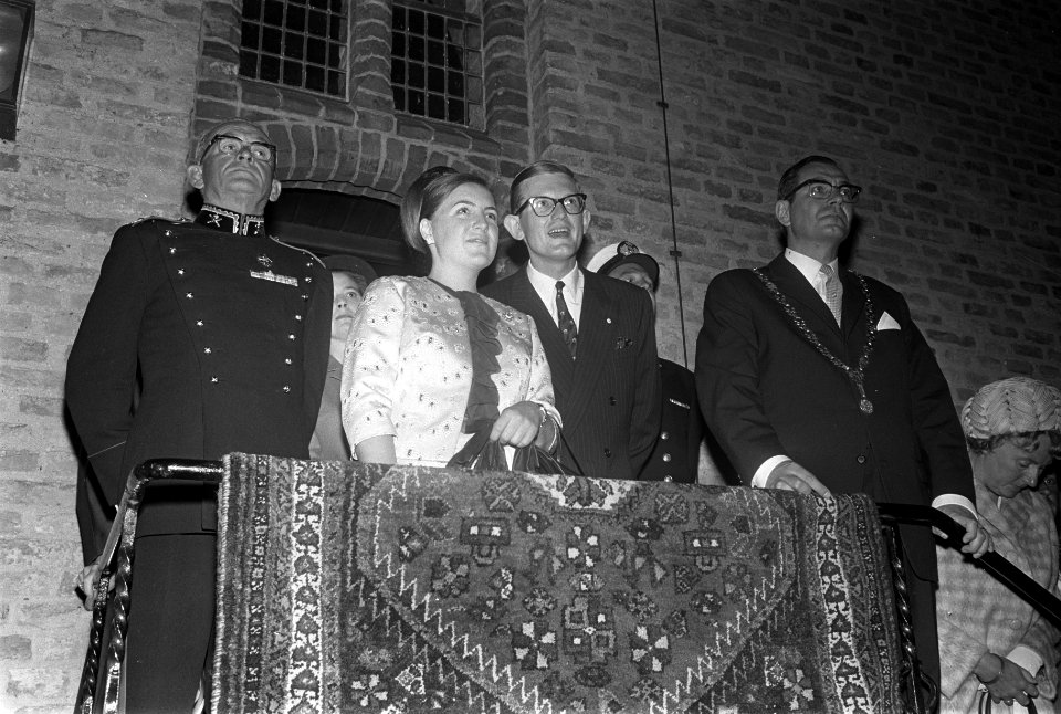 Prinses Margriet en Pieter luisteren naar Taptoe, Bestanddeelnr 921-5717