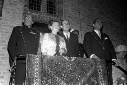 Prinses Margriet en Pieter luisteren naar Taptoe, Bestanddeelnr 921-5717