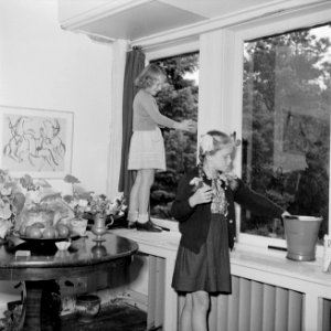 Prinses Irene poetst, staande op de vensterbank, een raam met een klasgenote, Bestanddeelnr 255-7408