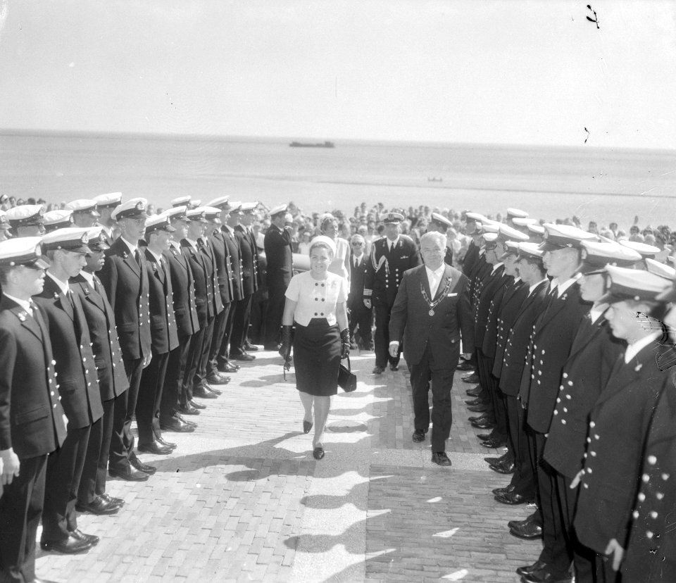 Prinses Margriet bracht bezoek aan Terschelling, prinses Margriet gaat door ereh, Bestanddeelnr 919-4642