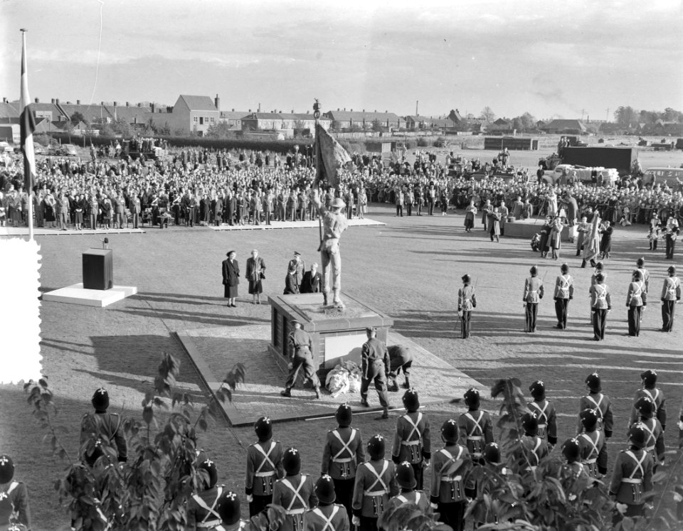 Prinses Irene onthult het monument voor de Prinses Irenebrigade in Tilburg, Bestanddeelnr 907-4083