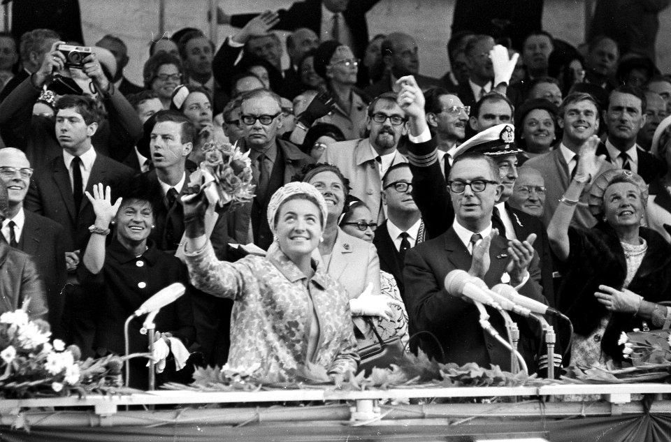 Prinses Margriet bij NDSM tanker Neverita te water gelaten. Zwaaiend met haar , Bestanddeelnr 920-6559