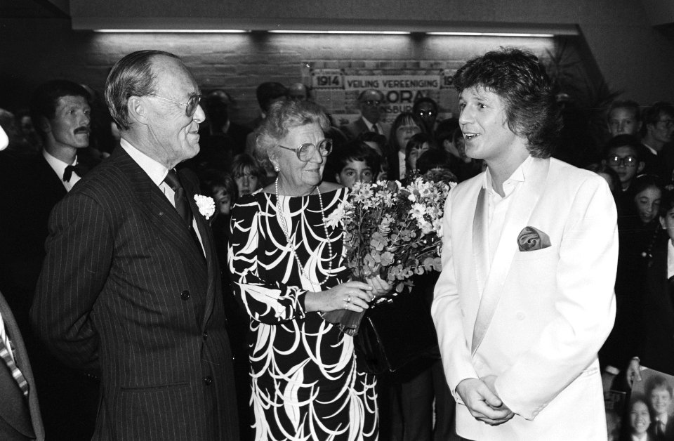 Prinses Juliana, prins Bernhard met zanger Gérard Lenorman, Bestanddeelnr 932-4147