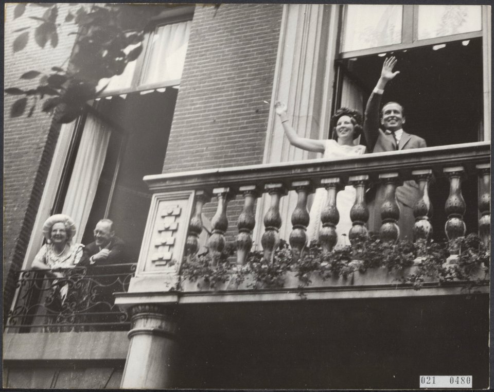 Prinses Beatrix en haar verloofde, Claus von Amsberg, zwaaien naar het publiek v, Bestanddeelnr 021-0480