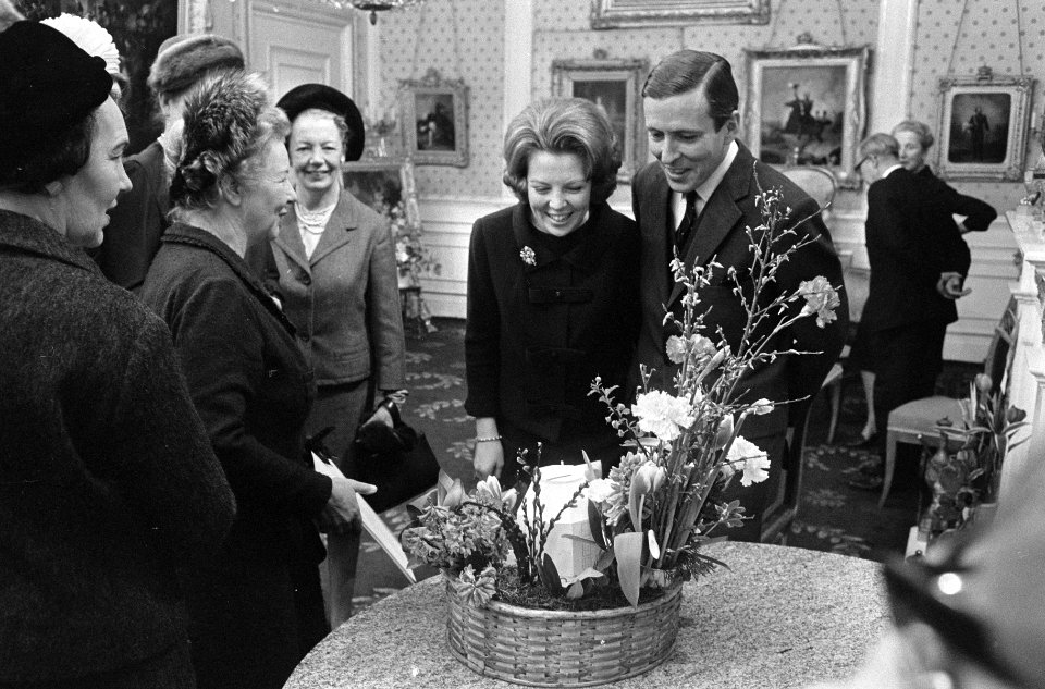 Prinses Beatrix en Claus namen eerste geschenkendoos in ontvangst op Paleis Soes, Bestanddeelnr 918-8048