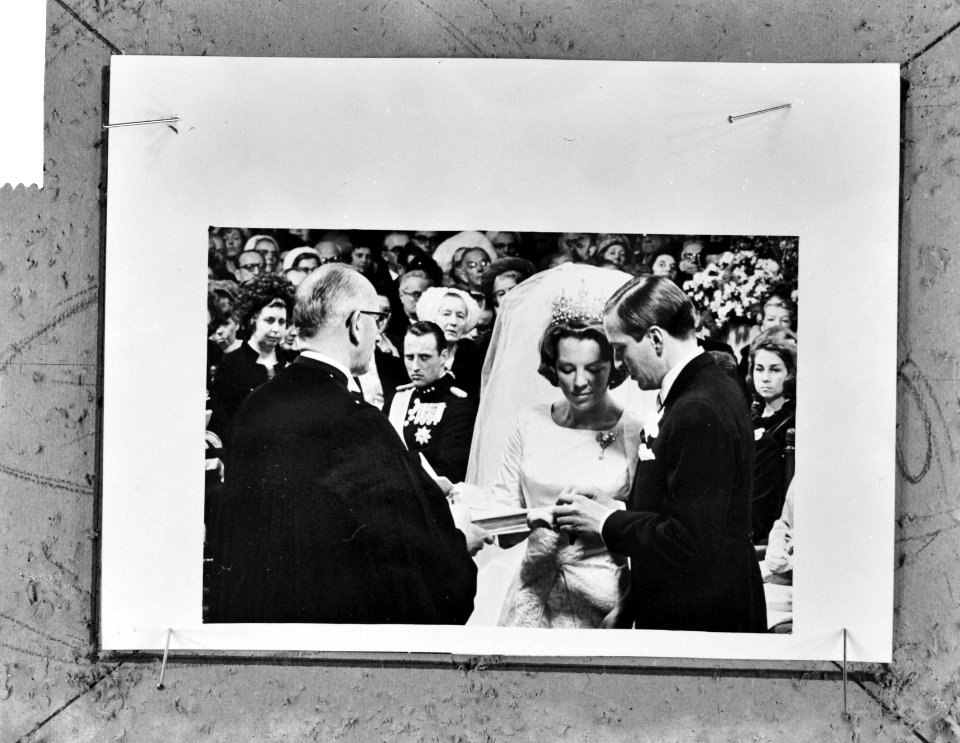 Prinses Beatrix en Claus wisselen ringen. links dominee Kater wissel ringen, Bestanddeelnr 918-9043