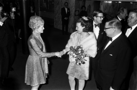 Prinses Margriet en mr. Van Vollenhoven wonen premiere van ruimtefilm Marooned, Bestanddeelnr 923-2925