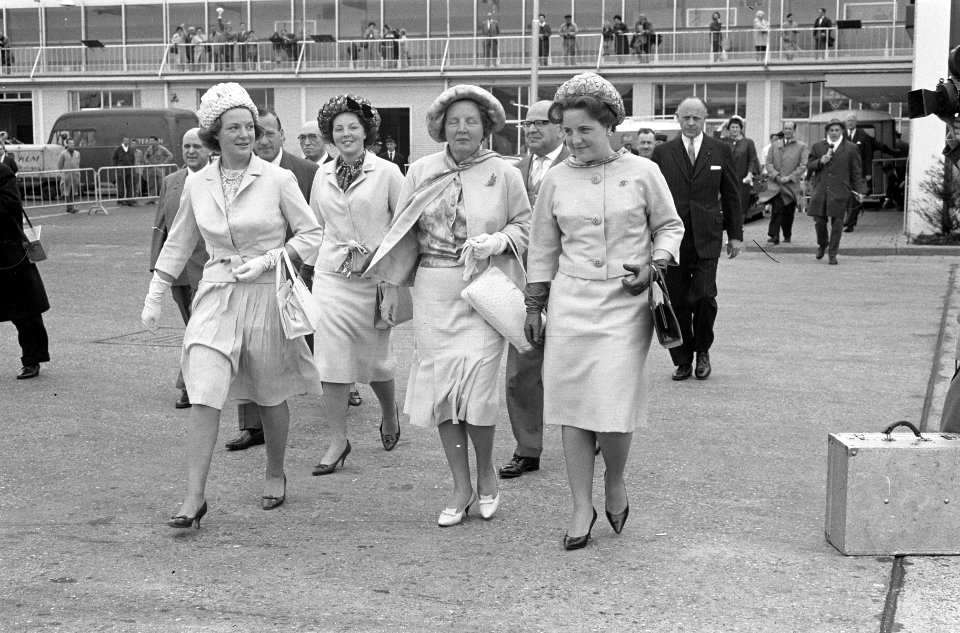 Prinses Irene en prinses Margriet naar Suriname, afscheid op de vliegtuigtrap, Bestanddeelnr 914-0904