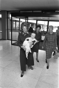 Prinses Irene vertrekt met zoon Prins Carlos van Schiphol naar Madrid Prinses I, Bestanddeelnr 923-9246