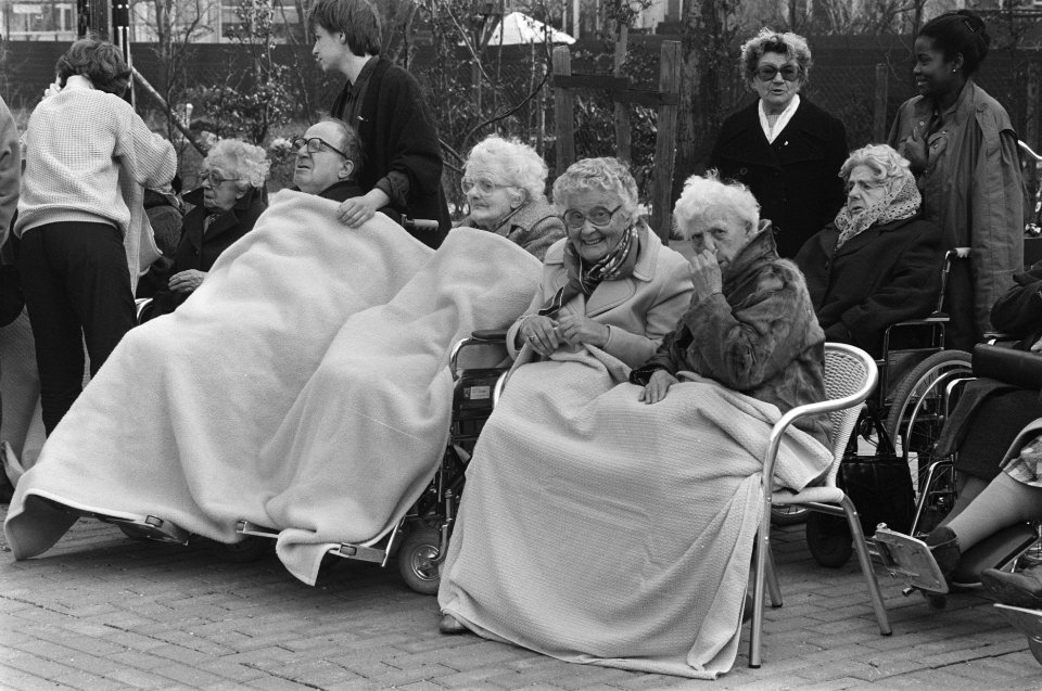 Prinses Juliana (r) krijgt bloemetje bij officiele opening verpleeghuis en react, Bestanddeelnr 933-9423