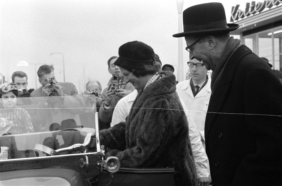 Prinses Irene stelt het bezinestation Kriterion in gebruik in Amsterdam Oost b, Bestanddeelnr 911-0365