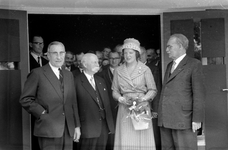 Prinses Irene opent het Oorlogsmuseum te Overloon, v.l.n.r. premier De Quay, pro, Bestanddeelnr 911-2756