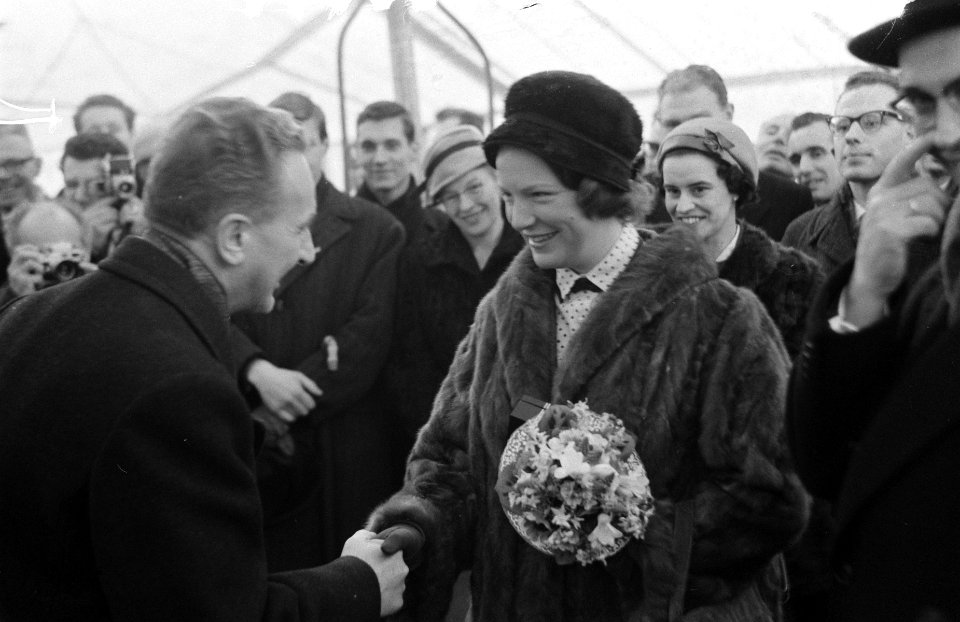 Prinses Irene stelt het benzinestation Kriterion in gebruik in Amsterdam-Oost, Bestanddeelnr 911-0362
